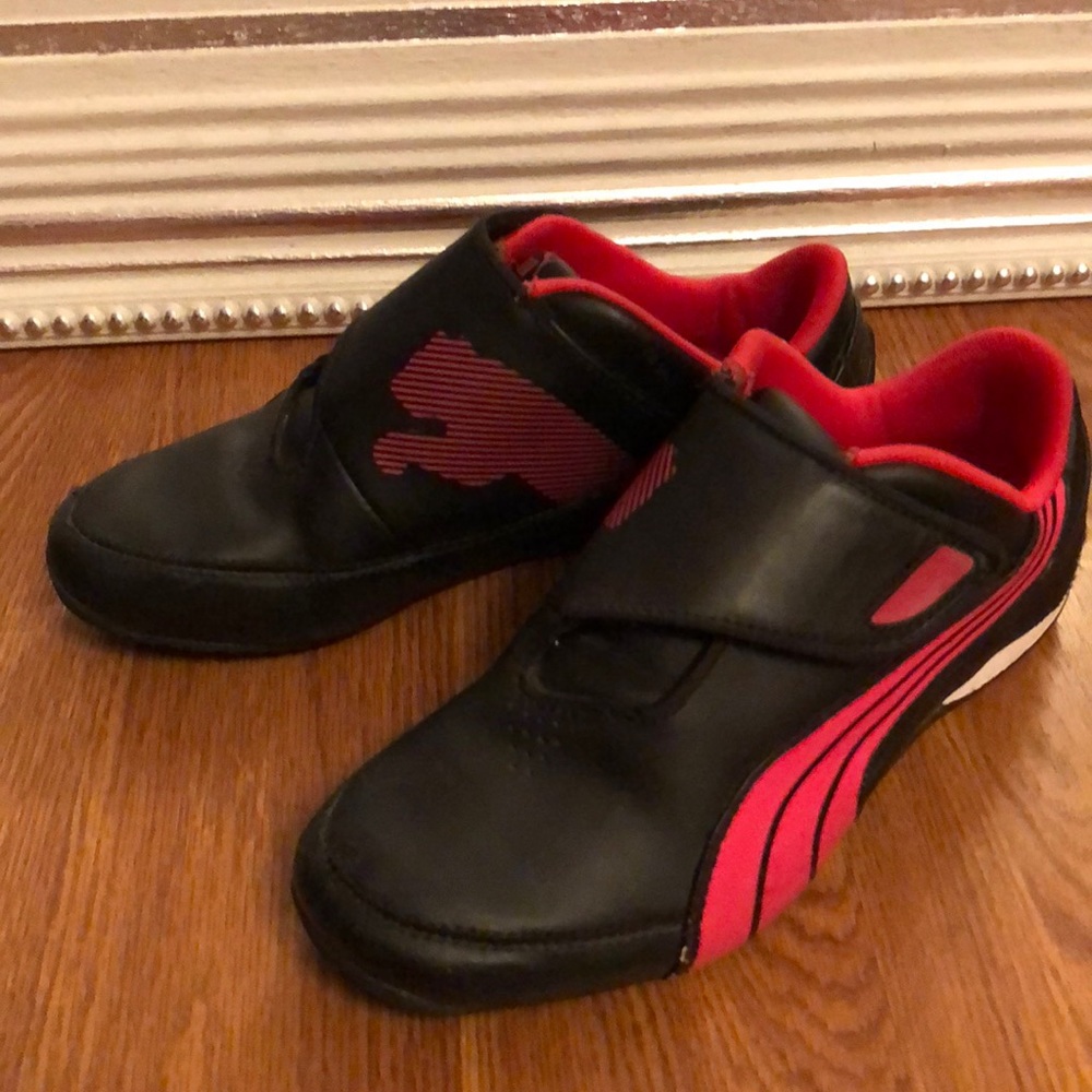 Mint condition girls pumas